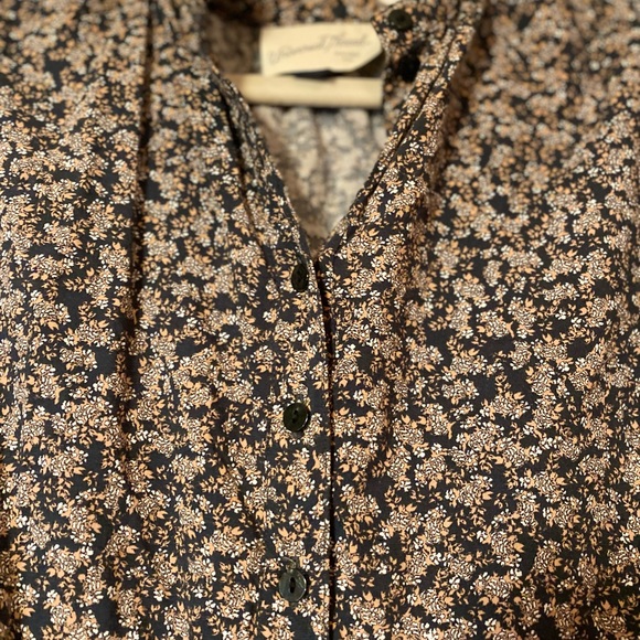 Universal Thread flower pattern top - Picture 6 of 7